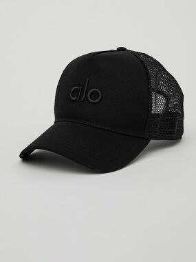 ALO Yoga District Trucker Hat in Black